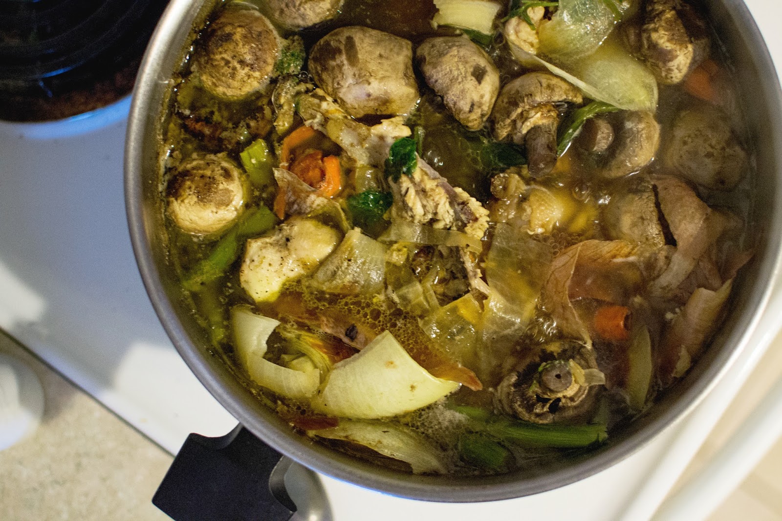 How to Make Your Own Foolproof Broth // This is a GREAT way to cut down on food waste!